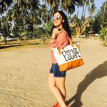 Ashnoor Kaur Instagram - When u just wanna relax n you 'ESCAPE' from d rest of d world!❤️ this trip was really comfortable with this lovely n smart 'escape' bag! Ty @thefasshionstore for this ! I really loved it!❤️ @thefasshionstore #ashnoor #ashnoorkaur #thefasshionstore #escapebag #lovedit #beach #beachtrip