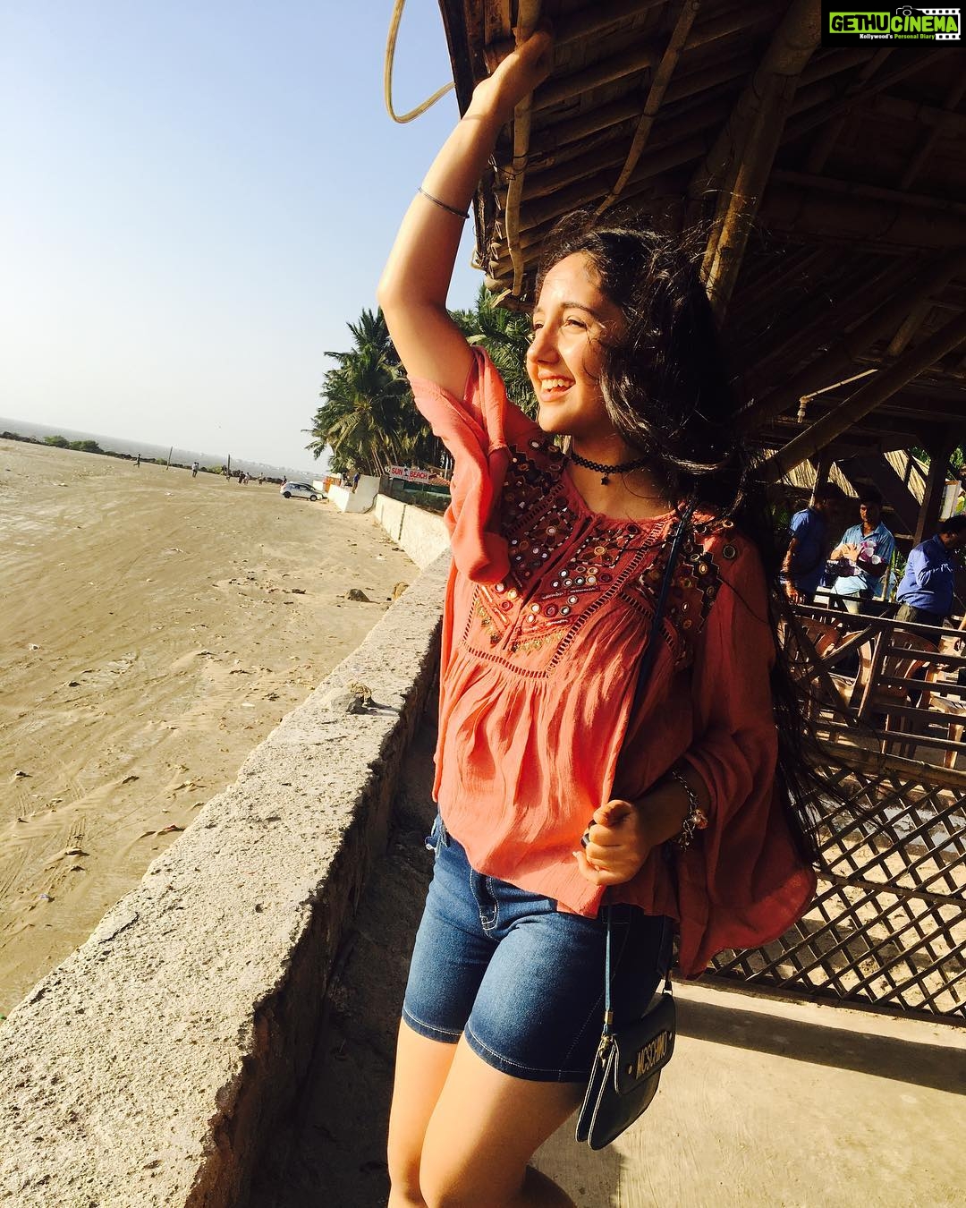 Ashnoor Kaur Instagram - Sandy toes, sun kissed nose! Life is always better at the beach! Lovely mirror work peach top by @harshitaroracollection .. ty I loved it!😊 #ashnoorkaur #ashnoor #beach #fun #masti #funatbeach #loveinit #breeze #sand #funatbeach