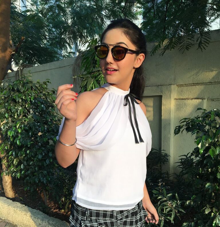 Ashnoor Kaur Instagram - //Fashion can be bought, but style one must possess❤️// lovely top n glares by @fashion_junction29 #nature #naturelove #fashion_junction29 #ashnoor #ashnoorkaur #glares #reflectinglares #lovelytop