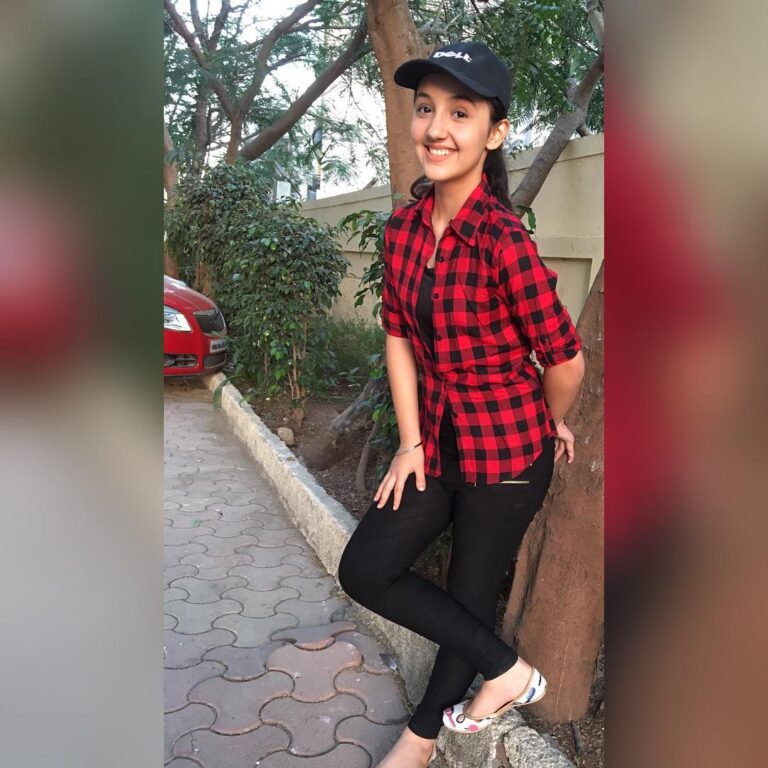 Ashnoor Kaur Instagram - Laughter is the sun that drives winter from the face coz a day without laughter, is a day wasted!❤️ ty @you_nique_store for this lovely red checked shirt, I loved it.. 😊#lovelovelove #ashnoor #ashnoorkaur #you_nique_store #checkedshirt #laugh #laughterisdbestmedicine #laughter India