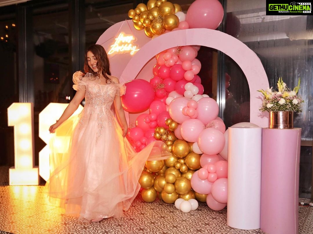 Ashnoor Kaur Instagram - Can’t believe I’m 18 (finallyyyyy)💗✨ . . . Beautiful📍 @mannrangi Amazing decor @set_style_snap Wearing @alesandracouture HMUA by my lovelies @shine_and_shadow_ 📸 @smileplease_25 Mannrangi