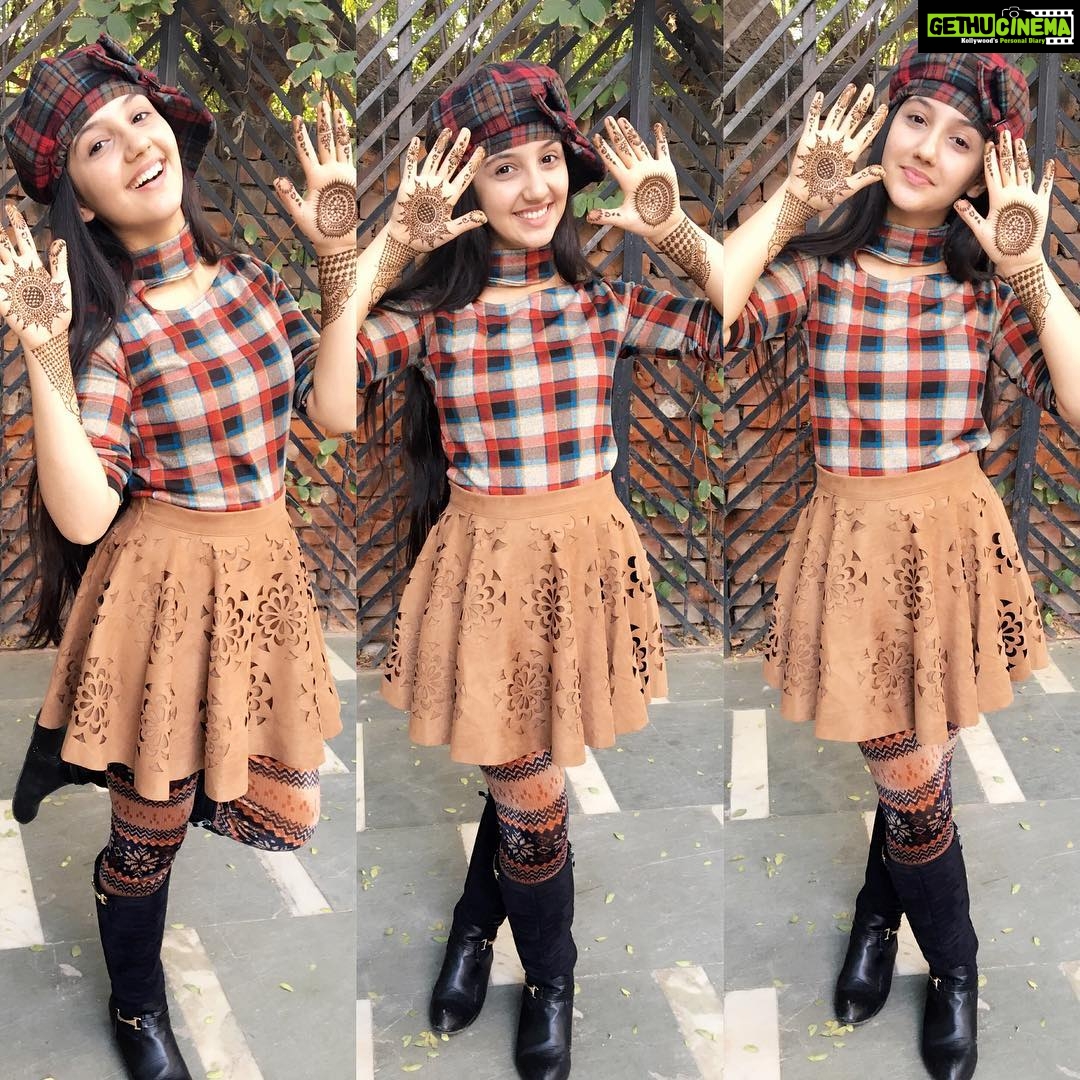 Ashnoor Kaur Instagram - Mehendi time! #mehenditime #ashnoorkaur #style #pose #ashnoor #mehendi #indowestern #outfitoftheday #outfitformehendi #delhiwinters #njoymemt