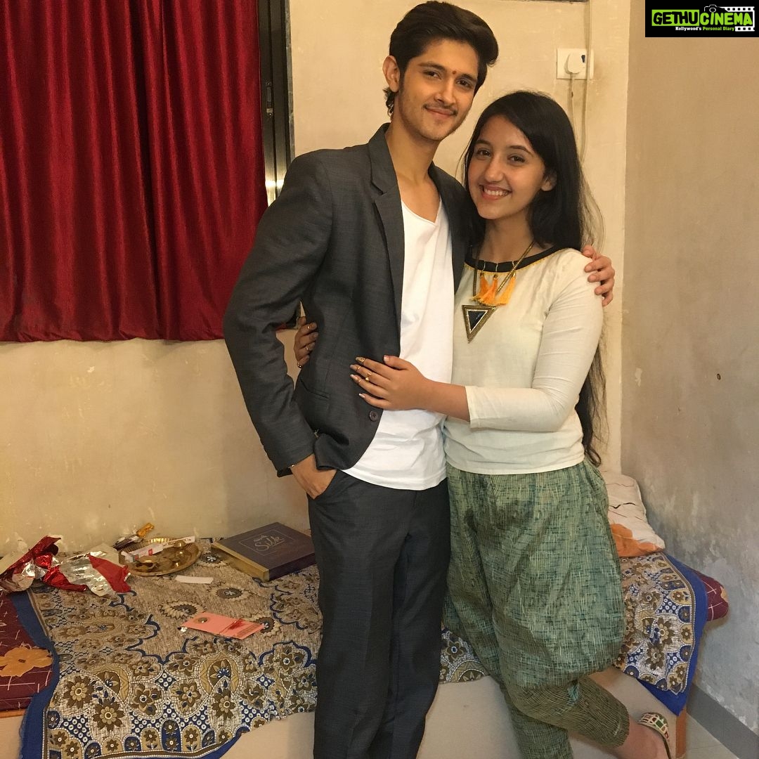Ashnoor Kaur Instagram - Celebrated Raksha Bandhan with @rohanmehraa and E24❤️ this story will come at 12:28pm and then the repeat at 4:00pm on E24❤️ #HappyRakshaBandhan My outfit and jewellery by @just4u_shopping Juttis by @alexbrown.in