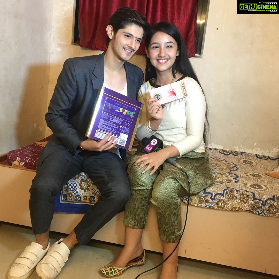 Ashnoor Kaur Instagram - Celebrated Raksha Bandhan with @rohanmehraa and E24❤️ this story will come at 12:28pm and then the repeat at 4:00pm on E24❤️ #HappyRakshaBandhan My outfit and jewellery by @just4u_shopping Juttis by @alexbrown.in
