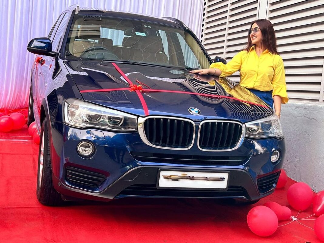 Ashnoor Kaur Instagram - Ticked off the 1st thing from my 18th’s bucket list- My first self earned car♥️ #NewBaby #BirthdayGift Thank you universe, thanks mom-dad… #Grateful #Happy18ToMe #BMWx3 . . . Wearing @notsopink.in