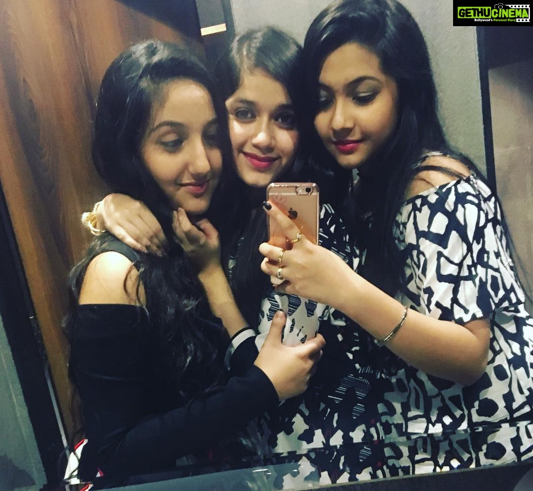 Ashnoor Kaur Instagram - V together make d #bestfriends !💕 luv u guys!!😘 @reem_sameer5 n @jannatzubair29 ! #instagirls #birthdayparty #ashnoor #lastnight #offscreen #celebs #reem #jannat Mumbai, Maharashtra