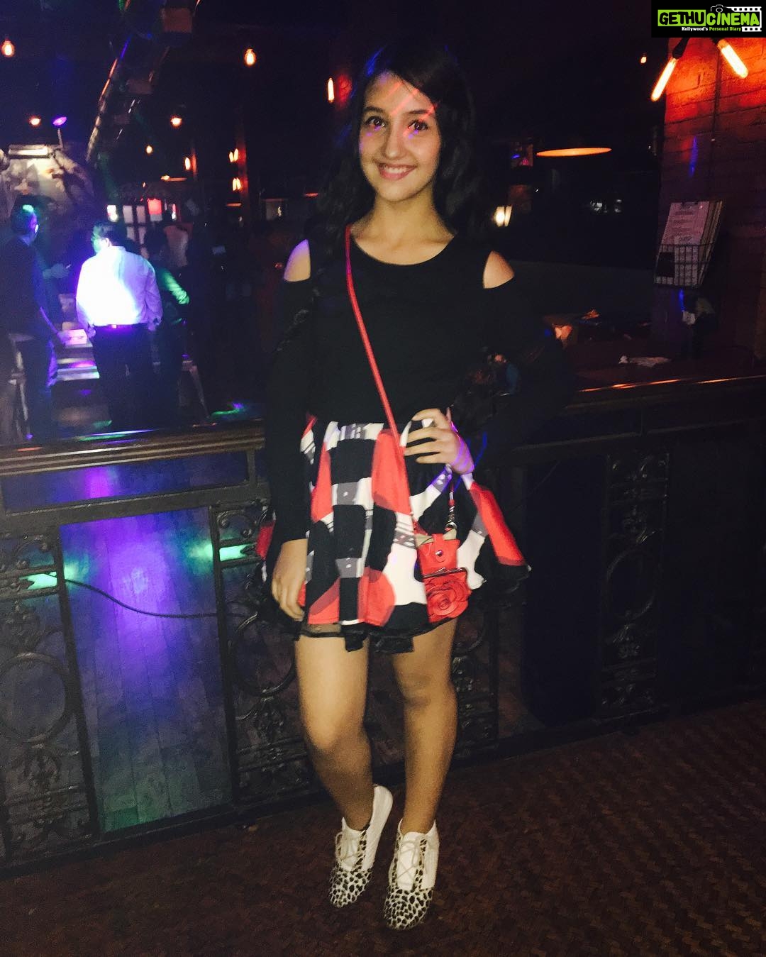 Ashnoor Kaur Instagram - About #lastnight .. 💕 #ashnoor #offscreen #birthdayparty #instagirl Mumbai, Maharashtra