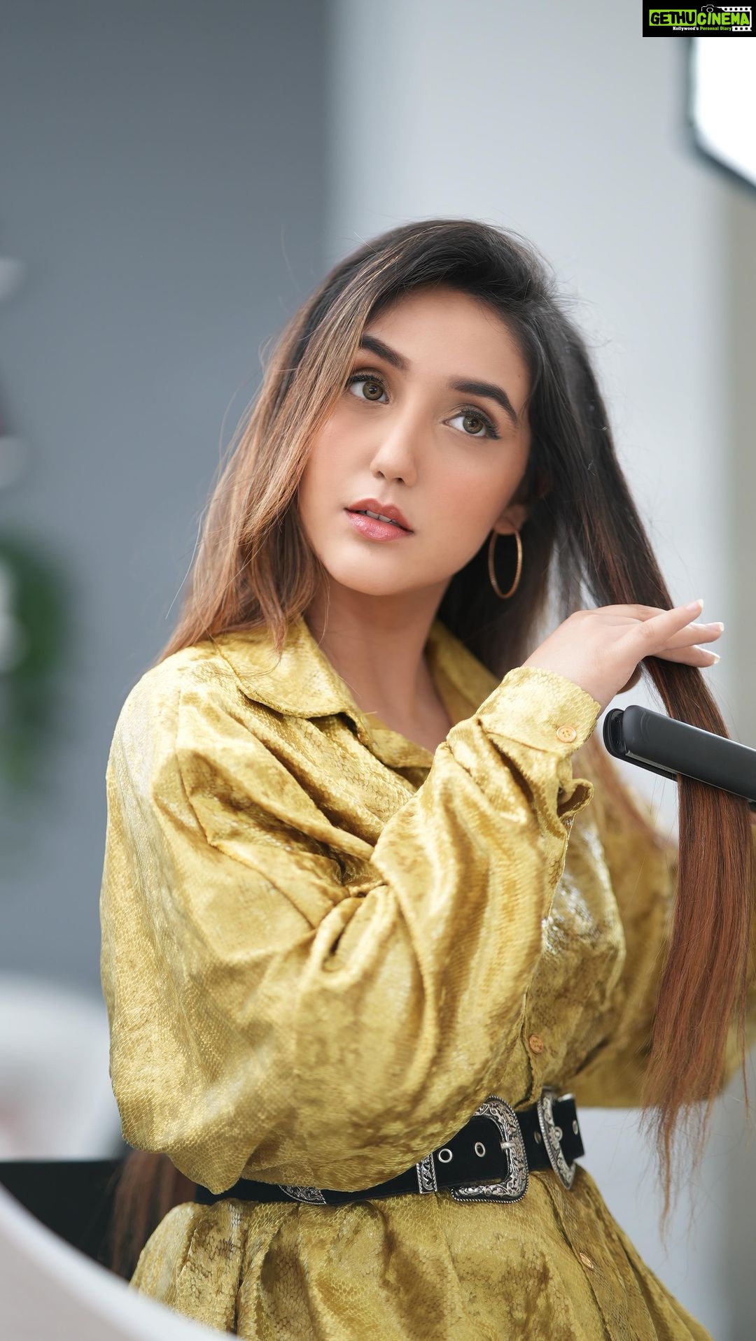Ashnoor Kaur Instagram - Discover the magic of methi a.k.a Fenugreek, to solve all your hair problems! The ‘Made in India’ brand Manestream has combined this wonder ingredient in all its ayurvedic formulations to give you strong & healthy hair. Shop now at www.manestream.in ✨