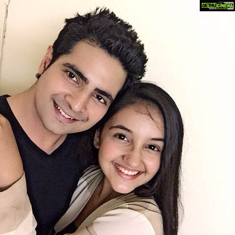 Ashnoor Kaur Instagram - My last day #sefie wid Karan Bhaiya @karanhunt .. Will really miss u .. Specially d way u pulled my leg ... Love u ! Muaaahhh !! 😘 #naira #naitik #ashnoor #karan #yrkkh #yerishtakyakehlatahai #starplus #nostalgic #willmissu #😘 Filmcity Goregaon