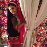 Ashnoor Kaur Instagram - #70'slook #funonset #funtime #njoying #dramaqueenno1