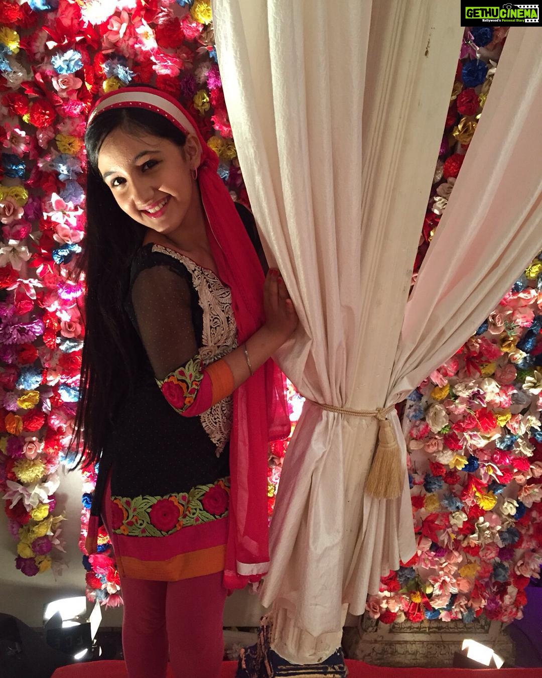 Ashnoor Kaur Instagram - #70'slook #funonset #funtime #njoying #dramaqueenno1