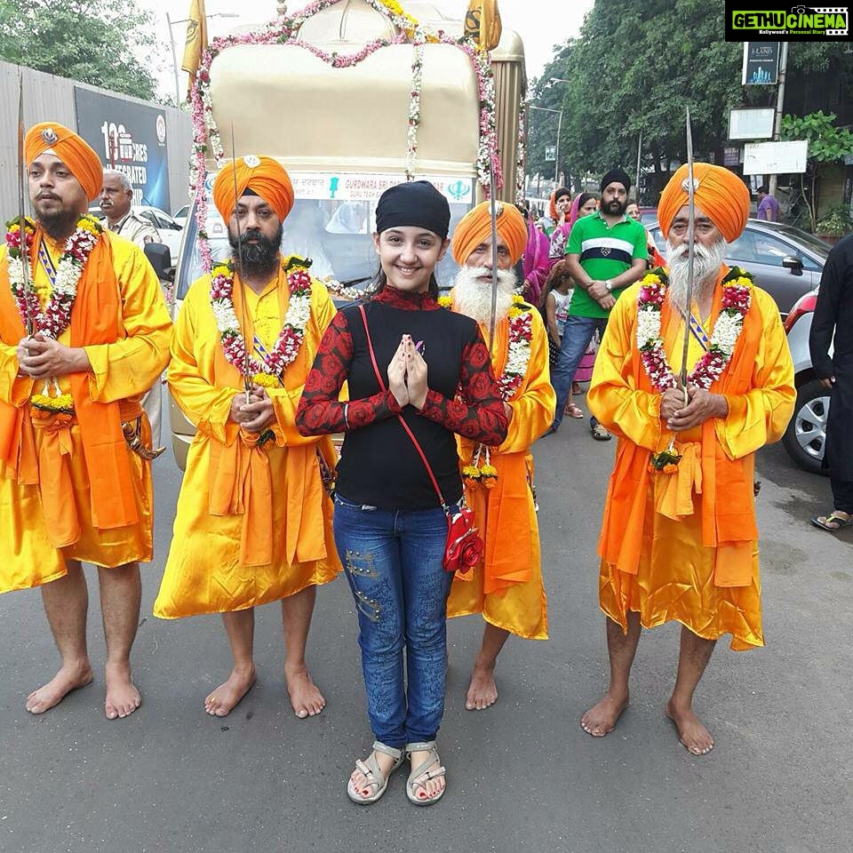 Ashnoor Kaur Instagram - Sunday morning Prabhat pheri