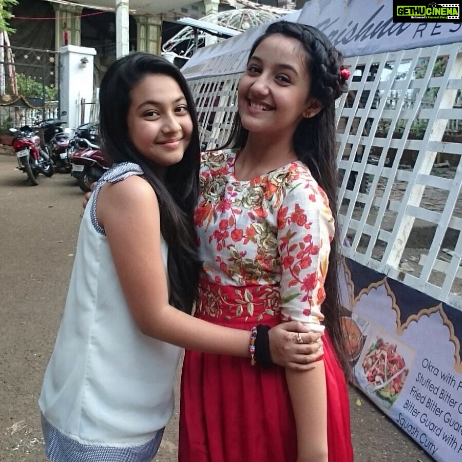 Ashnoor Kaur Instagram - Best friends... Met after a long time...😘