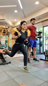 Ashnoor Kaur Instagram - Tag your gym buddies🤪 PS- Mr. neighbour as Spider-Man today @paras_kalnawat 🤓 . . . . #ReelyFunny #RichGirl #ReelKaroMemeKaro