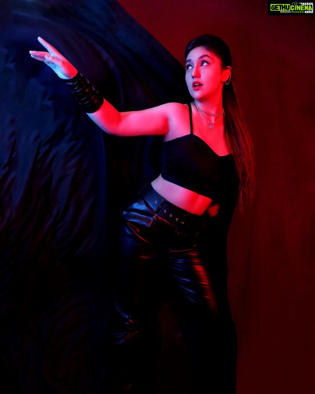 Ashnoor Kaur Instagram - Why I keep bossing like I do?πΆβ€οΈβπ₯ . . . πΈ @smileplease_25 Wristbands @lamoda