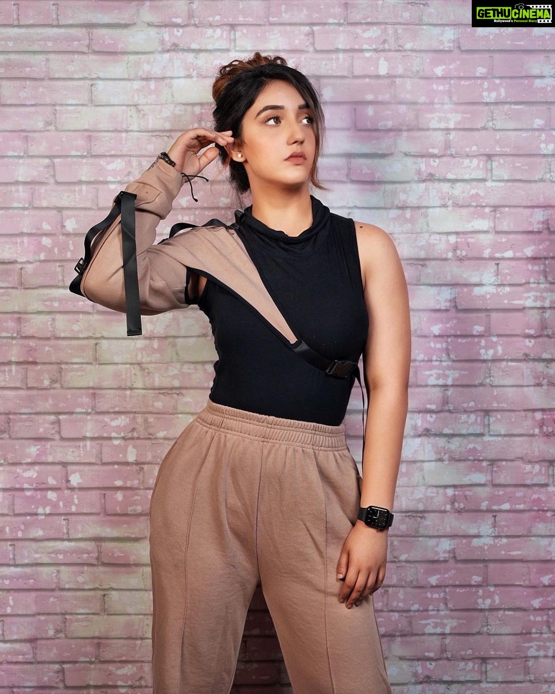 Ashnoor Kaur Instagram - And everybody’s watchin’ her, but she’s looking at?👀🖤
