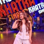 Ashnoor Kaur Instagram - One of the most fun days from promotions🤍 Please watch us on today’s telecast of #TheKhatraKhatraShow on voot 7pm today, and on Colors channel, tomorrow 8am🫶🏻 #TuttGaya #ShaNoor . . . #WhatIWore #ashnoorstylediaries 🧣@tiara_gal @akansha.27 👗 @chhayagandhi.designstudio 💍 @rimayu07 💄 @makeupbysurbhik 💁🏻‍♀️ @hairtrendzbysmieta 🤝 @prwayfashionconsultancy 👠 @paioshoes