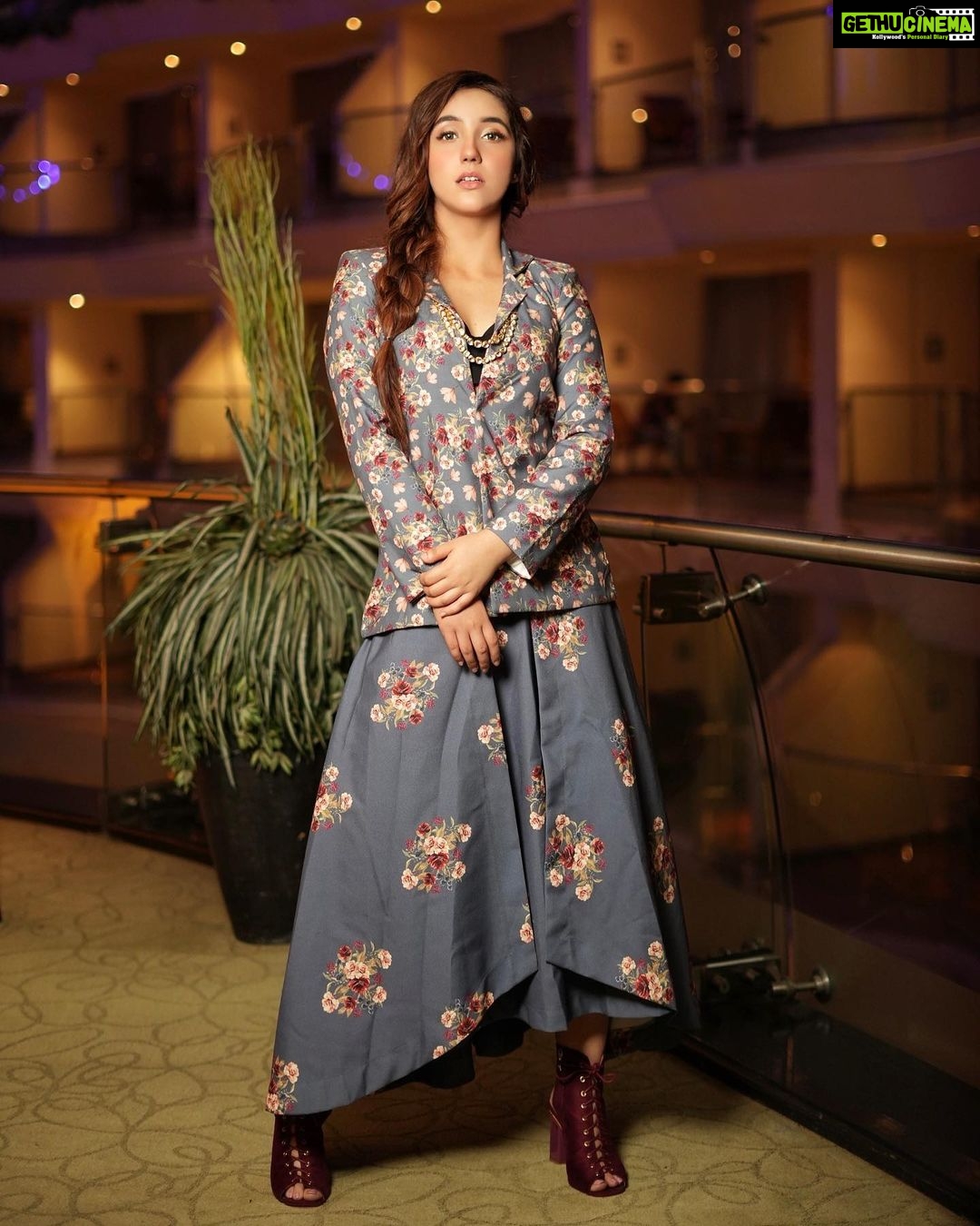 Ashnoor Kaur Instagram - Grace is the face you wear when you meet raw imperfections🤍 . . . #AboutLastNight #WhatIWore #AshnoorStyleDiaries 👗 @pasha.india 🧣 @akansha.27 @tiara_gal 📸 @akphotography_mumbai