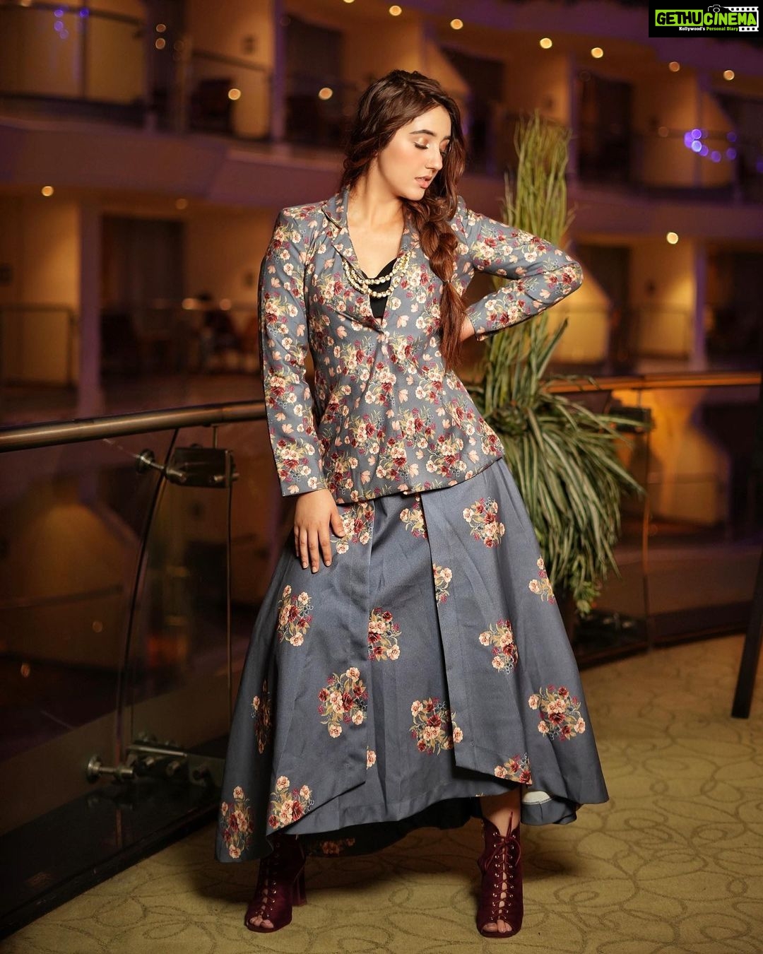 Ashnoor Kaur Instagram - Grace is the face you wear when you meet raw imperfections🤍 . . . #AboutLastNight #WhatIWore #AshnoorStyleDiaries 👗 @pasha.india 🧣 @akansha.27 @tiara_gal 📸 @akphotography_mumbai