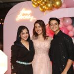 Ashnoor Kaur Instagram - #LastPost from the birthday party🤍 Thanks to all the amazing people who came and made it even more special!!! Love ya’ll✨ (And sorry to all the ones I couldn’t fit in the postttt, IG really needs to increase the carousel & tagging capacity👀👅) . . . 📍 @mannrangi 📸 @smileplease_25 💄 @shine_and_shadow_ 👗 @alesandracouture 🎊 @set_style_snap Mannrangi