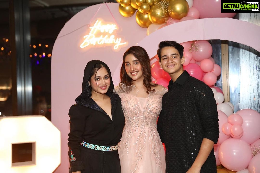 Ashnoor Kaur Instagram - #LastPost from the birthday party🤍 Thanks to all the amazing people who came and made it even more special!!! Love ya’ll✨ (And sorry to all the ones I couldn’t fit in the postttt, IG really needs to increase the carousel & tagging capacity👀👅) . . . 📍 @mannrangi 📸 @smileplease_25 💄 @shine_and_shadow_ 👗 @alesandracouture 🎊 @set_style_snap Mannrangi