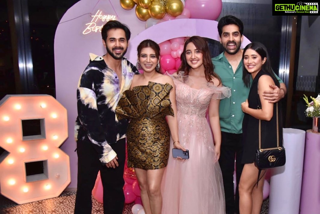 Ashnoor Kaur Instagram - #LastPost from the birthday party🤍 Thanks to all the amazing people who came and made it even more special!!! Love ya’ll✨ (And sorry to all the ones I couldn’t fit in the postttt, IG really needs to increase the carousel & tagging capacity👀👅) . . . 📍 @mannrangi 📸 @smileplease_25 💄 @shine_and_shadow_ 👗 @alesandracouture 🎊 @set_style_snap Mannrangi