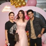 Ashnoor Kaur Instagram – #LastPost from the birthday party🤍 Thanks to all the amazing people who came and made it even more special!!! Love ya’ll✨

(And sorry to all the ones I couldn’t fit in the postttt, IG really needs to increase the carousel & tagging capacity👀👅) 
.
.
.
📍 @mannrangi
📸 @smileplease_25 
💄 @shine_and_shadow_ 
👗 @alesandracouture 
🎊 @set_style_snap Mannrangi
