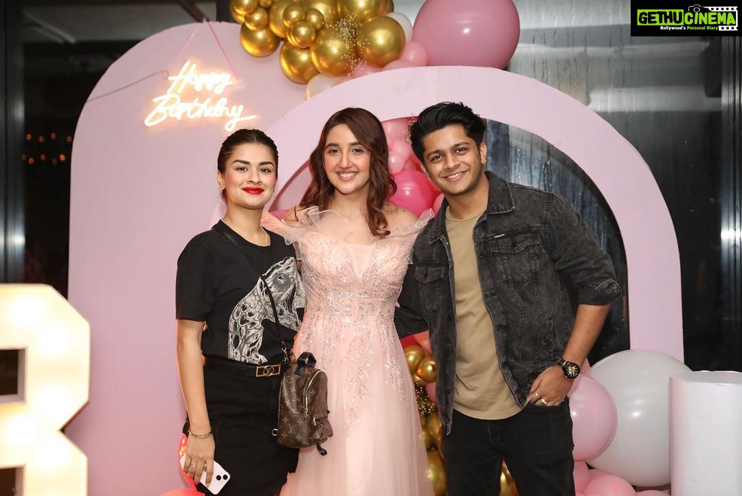 Ashnoor Kaur Instagram - #LastPost from the birthday party🤍 Thanks to all the amazing people who came and made it even more special!!! Love ya’ll✨ (And sorry to all the ones I couldn’t fit in the postttt, IG really needs to increase the carousel & tagging capacity👀👅) . . . 📍 @mannrangi 📸 @smileplease_25 💄 @shine_and_shadow_ 👗 @alesandracouture 🎊 @set_style_snap Mannrangi