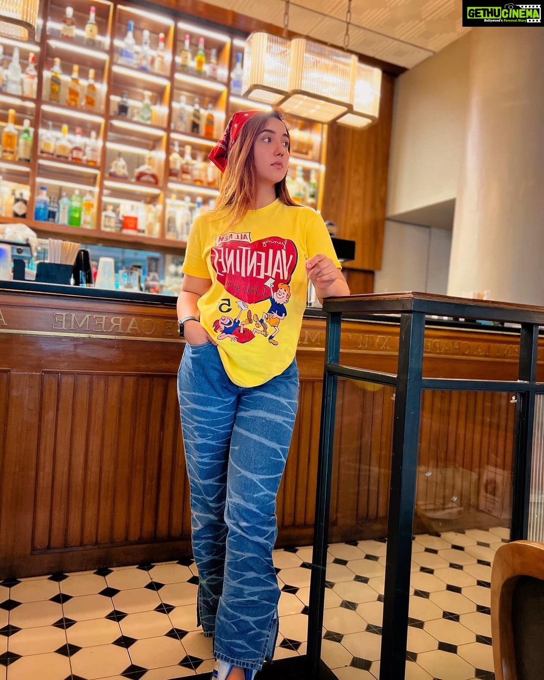 Ashnoor Kaur Instagram - Dressing caʒ to fancy restaurants is my new hobby👁👄👁