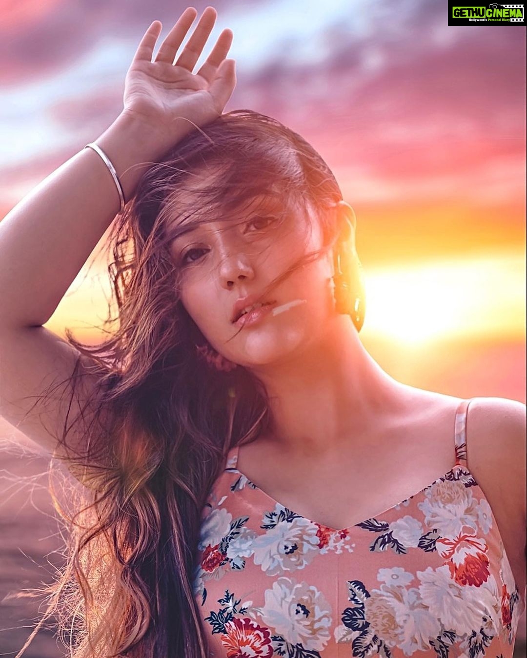 Ashnoor Kaur Instagram - Forever the girl who gets excited when the sky is in pretty colours♥️ . . . 📸 @smileplease_25 🎨 @kellansworld