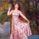 Ashnoor Kaur Instagram - Amidst the woods, the wind breezy… Why not pose, a little cheesy👅 . . . 🧣 @tiara_gal @akansha.27 👗 @bodyepisodes 🤝 @_styleby_k @houseofcreativity._ @style_by_ruchi 📸 @smileplease_25