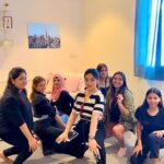 Ashnoor Kaur Instagram - Just me and the #GirlGang of #TeamAshnoor beating the Thursday troubles by squatting it off😛 . . . 📍@thribecreatorslab