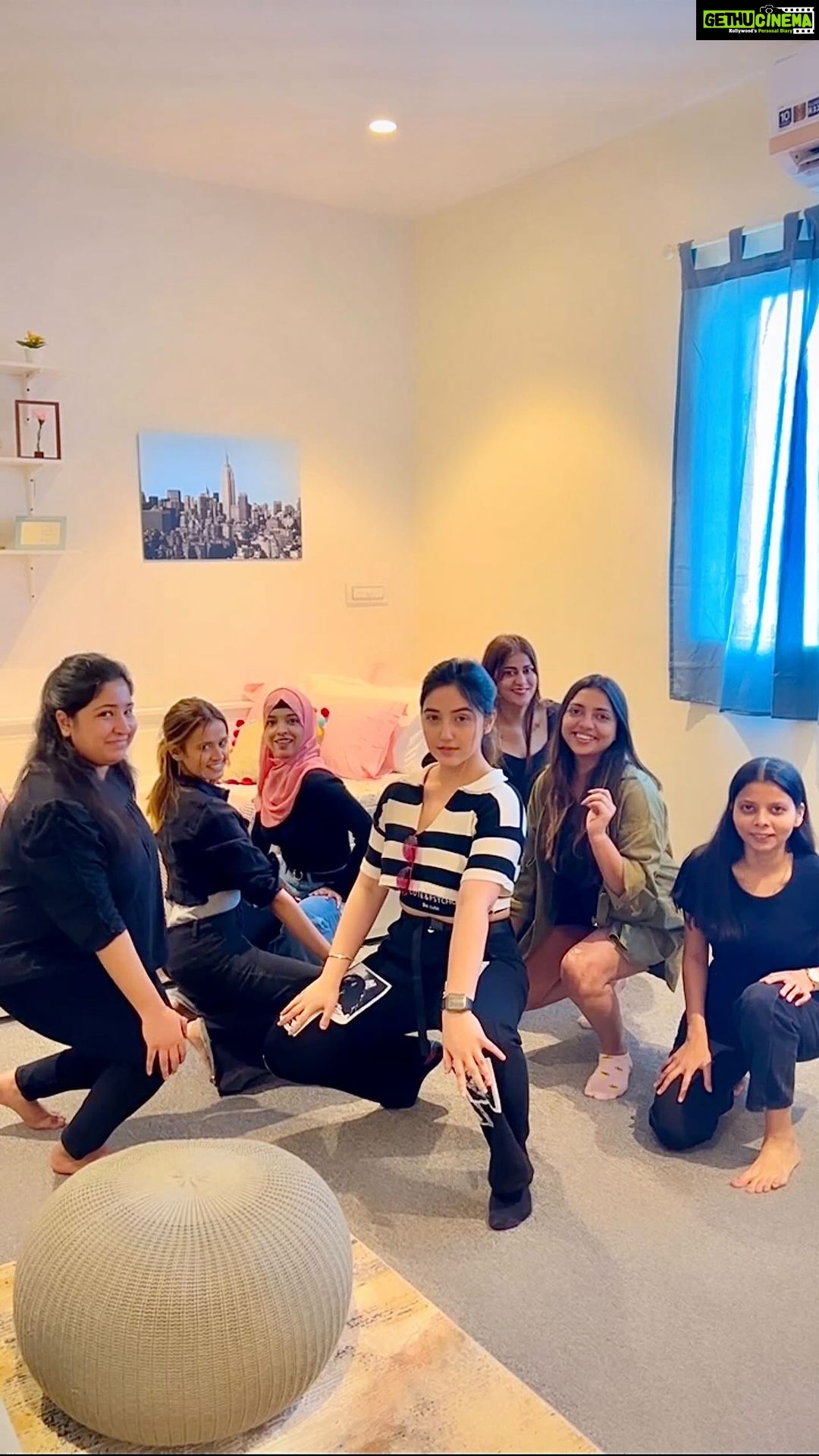 Ashnoor Kaur Instagram - Just me and the #GirlGang of #TeamAshnoor beating the Thursday troubles by squatting it off๐ . . . ๐@thribecreatorslab