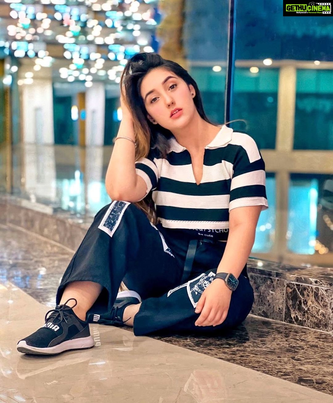 Ashnoor Kaur Instagram - No papers, no pens… But me drawing your attention, Still happens ;) . . . #ootd #whatiwore 👗 @urbanic_in 📷 @jigar_vandarvala