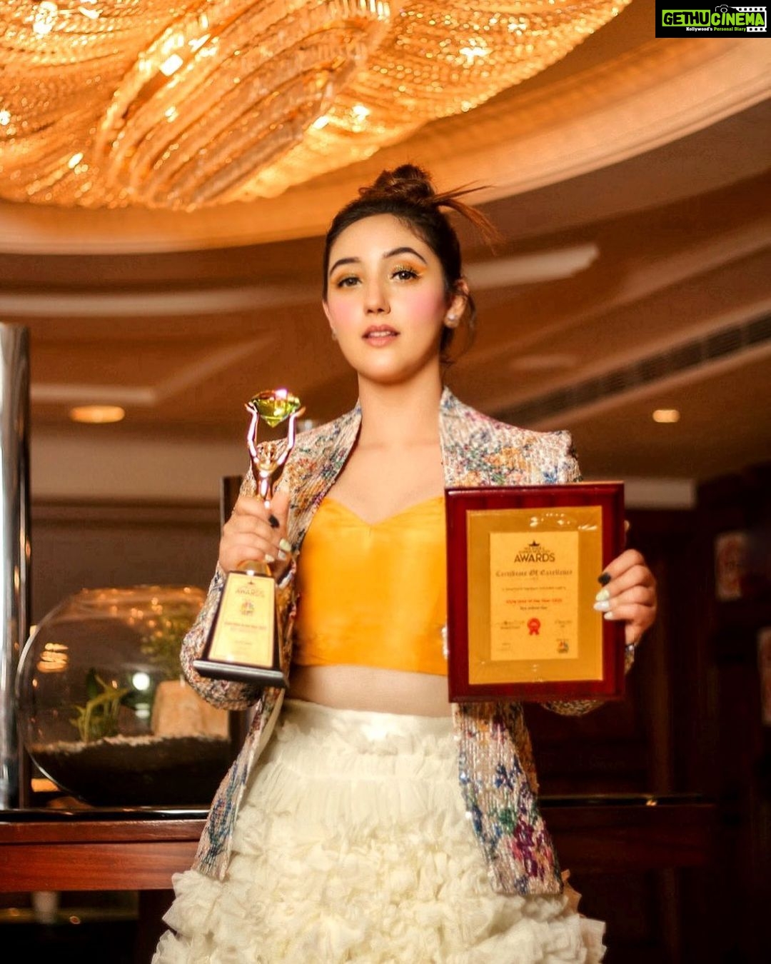 Ashnoor Kaur Instagram - ‘Style diva of the year’ at the CNBC awaaz awards💫♥️ On receiving this title, I just wanna say that style isn’t what you wear, it is about how you wear it, who you are & how you carry yourself! Style is from within💫