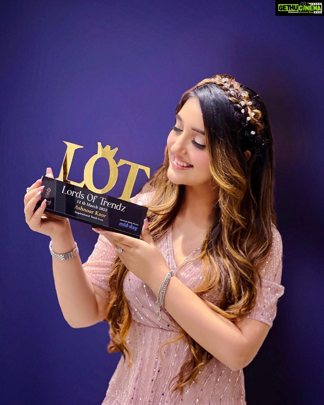 Ashnoor Kaur Instagram - ‘Inspirational youth icon’ it is💫 Feel so overwhelmed to be holding this title, & I feel extremely elated if I, in any way have been able to inspire the youth, the tomorrow of our nation🤍 #Grateful
