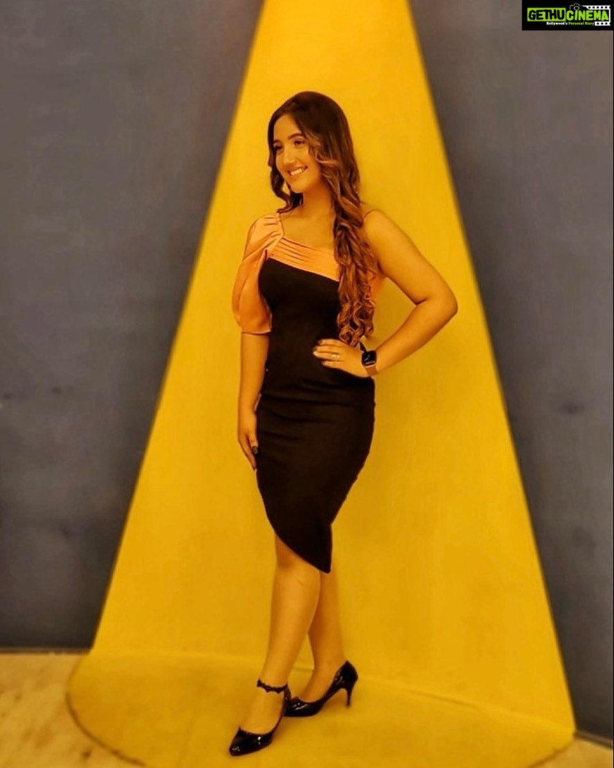 Ashnoor Kaur Instagram - #WhatIWore at the #YaarKiMehfil press-con🖤 . . Wearing @meeamifashion MUA @makeupbysurbhik Hair @jayshreegada20