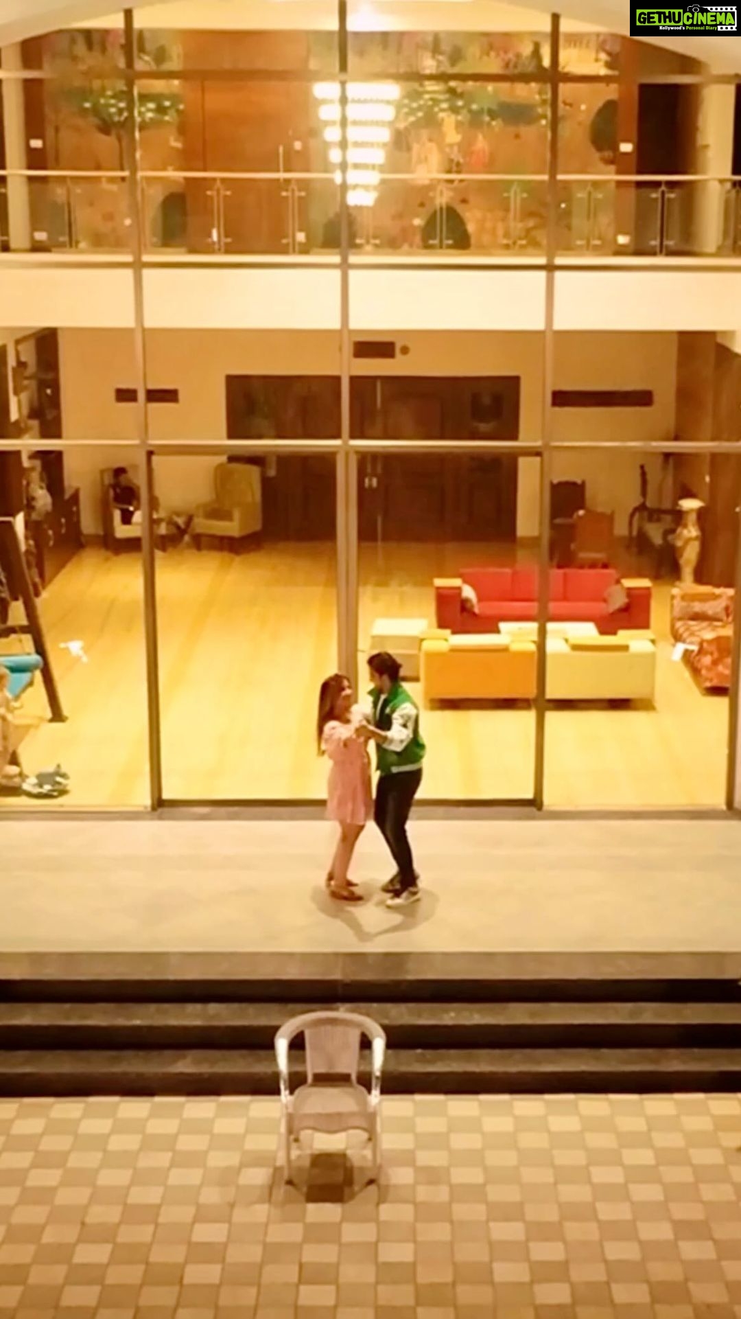 Ashnoor Kaur Instagram - Miss neighbour & I are head over heels in love- with the songš¤Ŗā„ļø Keep showering your love & make reels on the song because weāll be checking them out⨠#Parnoor #YaarKiMehfil @ashnoorkaur @whitehillbeats