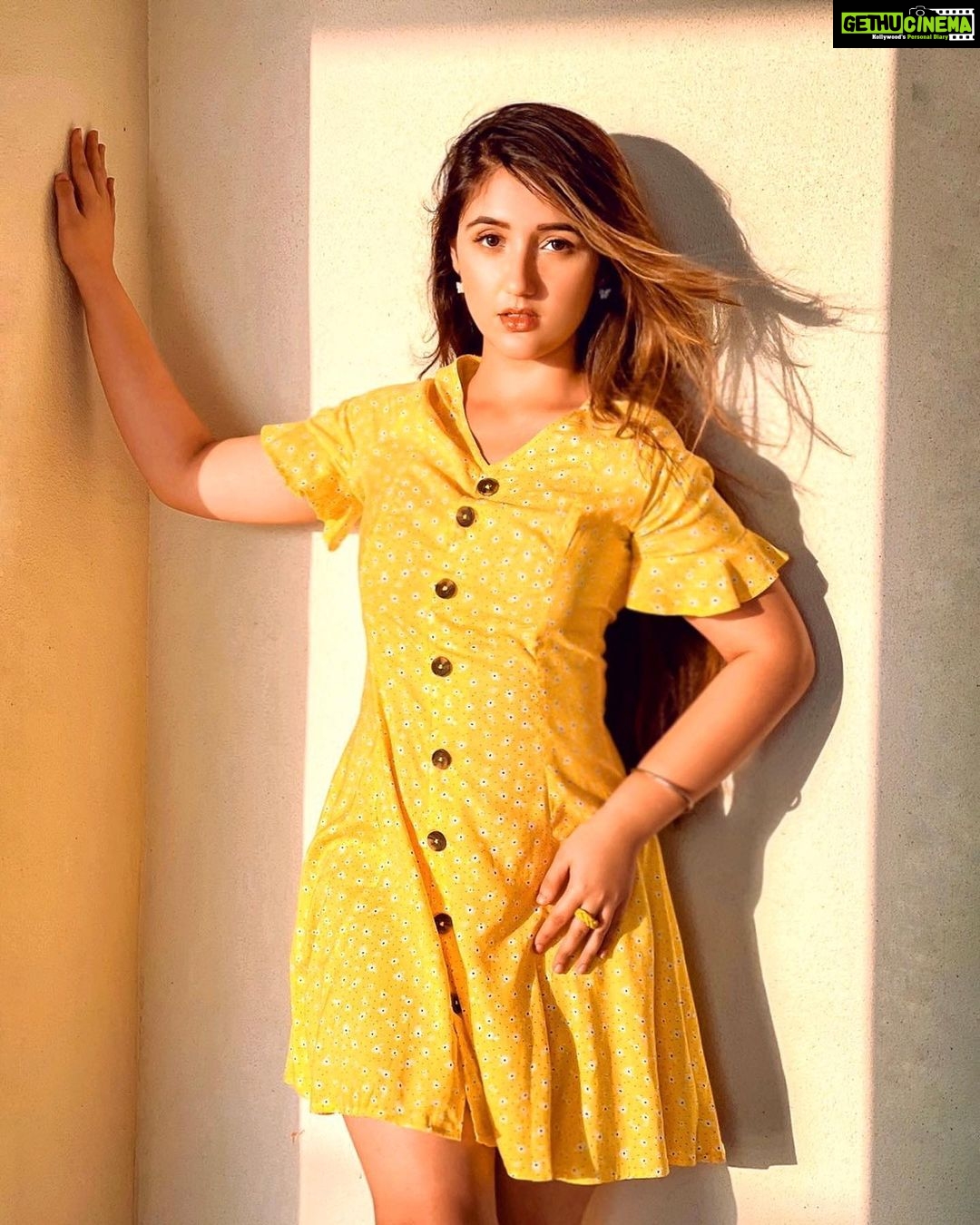 Ashnoor Kaur Instagram - Daily dose of vitaminD☀️💛
