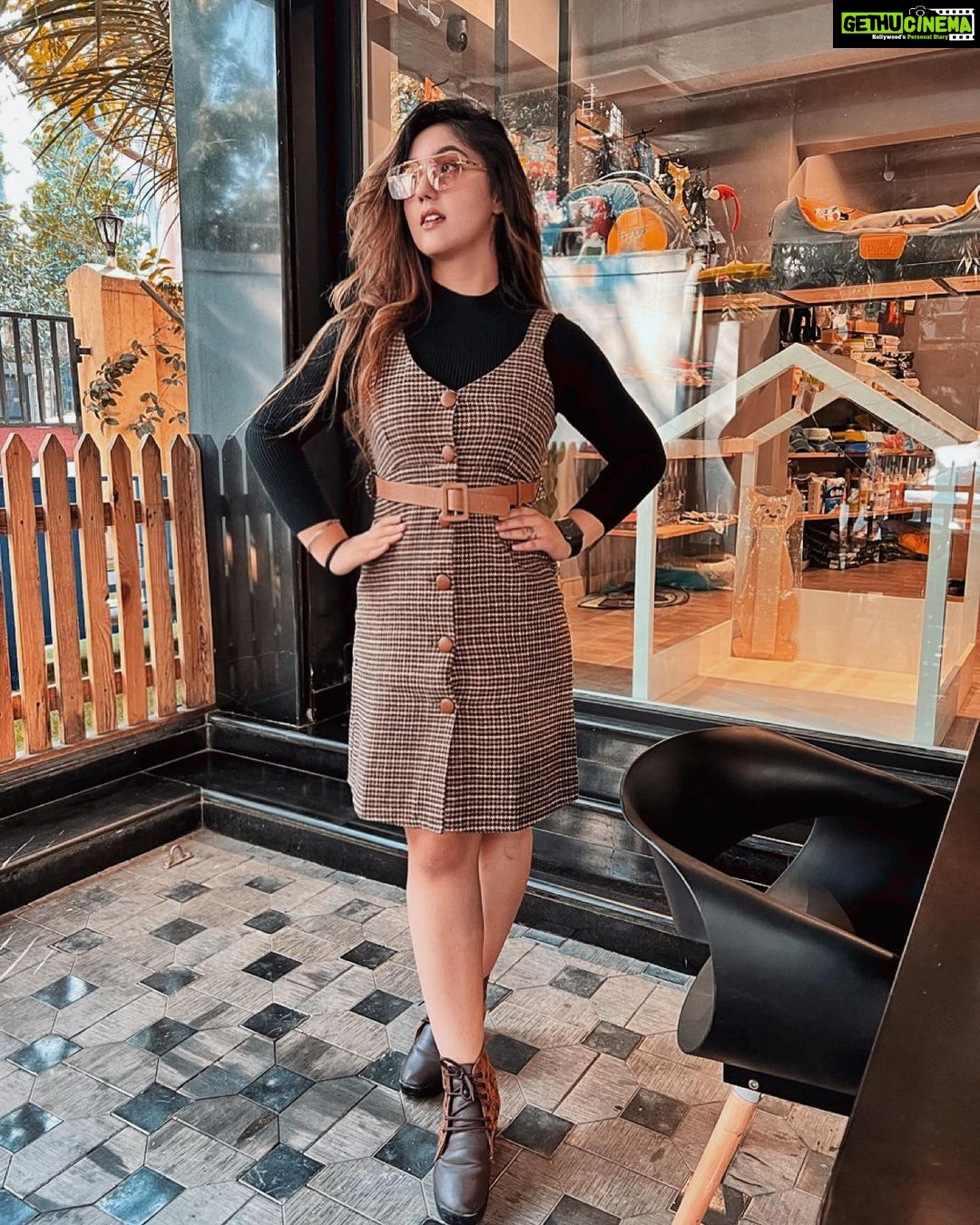 Ashnoor Kaur Instagram - Come on, no one’s favourite colour is brown🤎 . . . Wearing @pankhclothing 📸 @kauravneet79