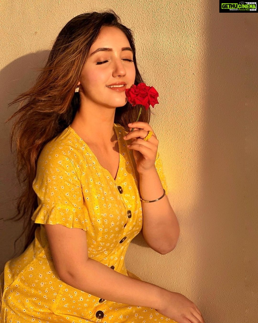 Ashnoor Kaur Instagram - Yea roses are good, but how about being a sunflower? How about standing tall, vibrant and warm?💛🌻