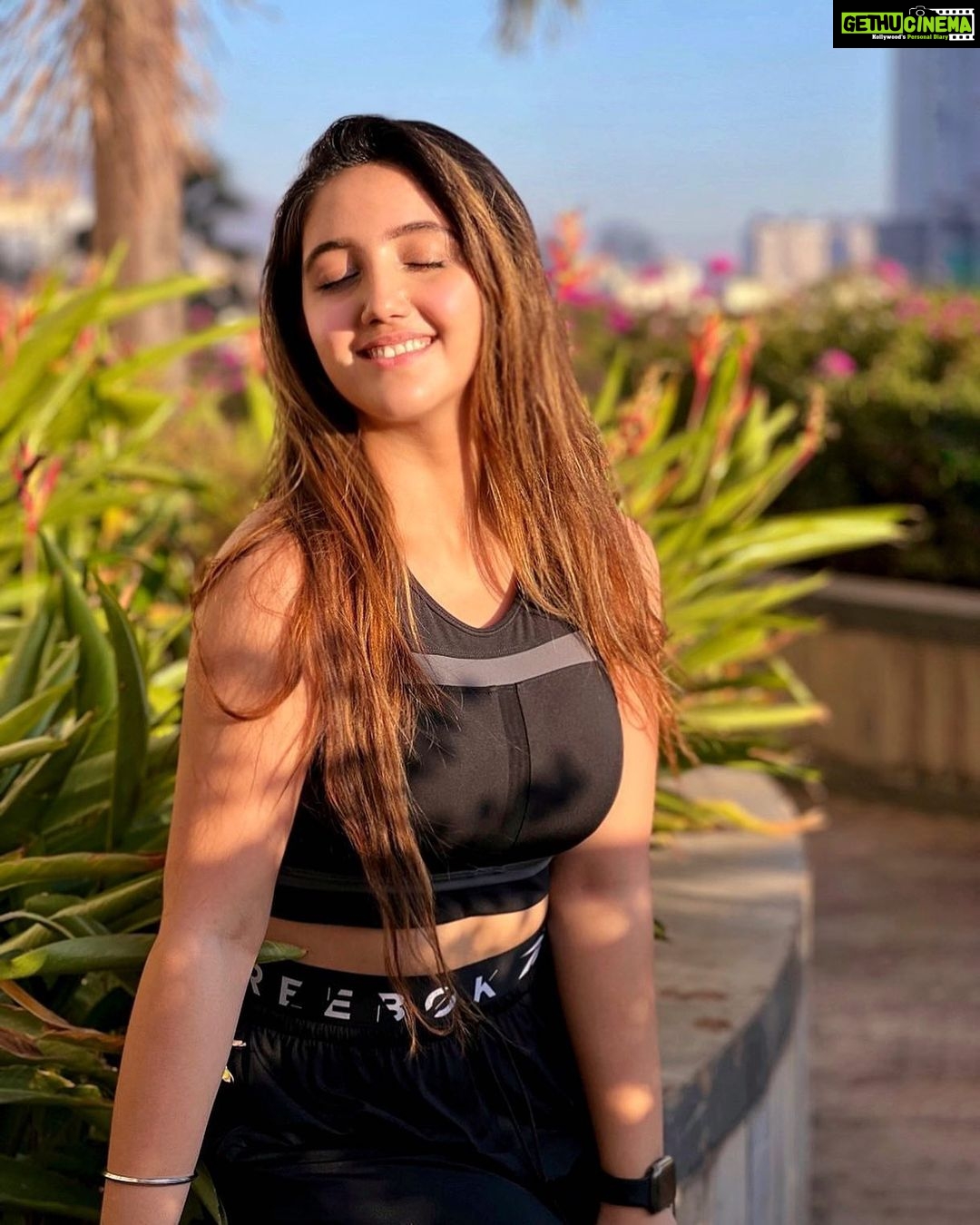 Ashnoor Kaur Instagram - Hello new month๐๐
