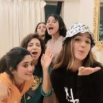 Ashnoor Kaur Instagram - Hehehe🤓✌🏻 #TitleDanceChallenge #DancersOfReels #FunWithFriends