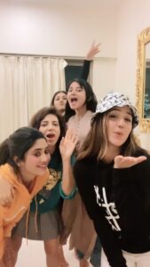 Ashnoor Kaur Instagram - Hehehe🤓✌🏻 #TitleDanceChallenge #DancersOfReels #FunWithFriends