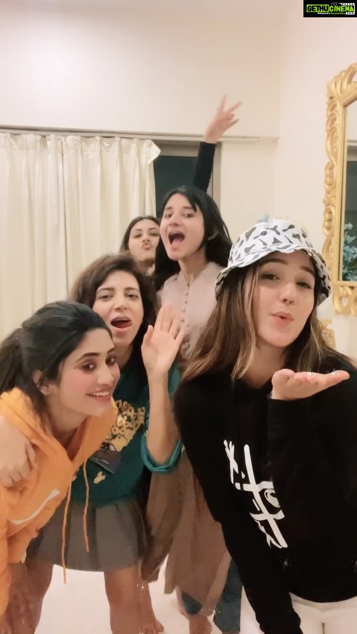Ashnoor Kaur Instagram - Hehehe🤓✌🏻 #TitleDanceChallenge #DancersOfReels #FunWithFriends