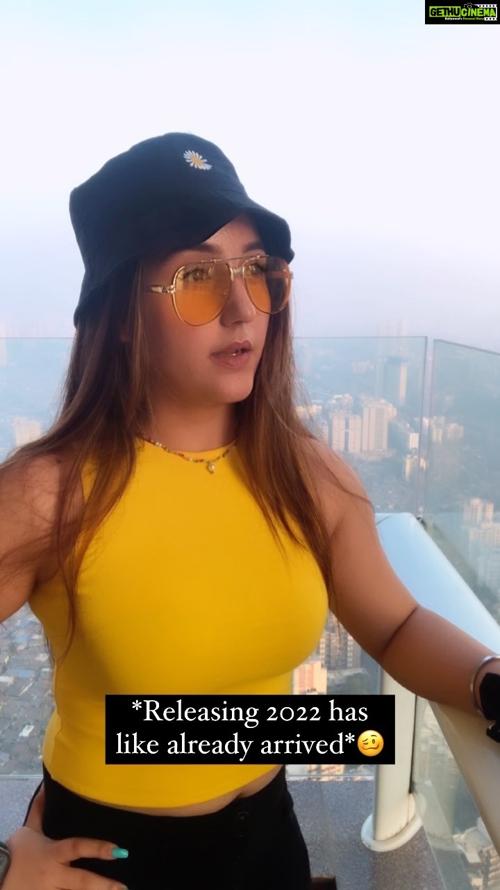 Ashnoor Kaur Instagram - Damn *Realising 🙆🏻♀️ What are your new year resolutions?🤓 . . . #NewYearResolutions #TereSanam #NewYear2022 Bucket hat @creativetrailsbyanne