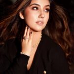 Ashnoor Kaur Instagram - Don’t tie your hair love, they deserve to fly... Just like your aspirations🖤 . . . And here we end the last look from the photoshoot with the amazing team✨ Shoot conceptualisation @nehaadhvikmahajan 💄MUAH & styling @nehaadhvikmahajan 📸 @amitkhannaphotography Jewellery @pooja_diamond 📍 @theresortmumbai