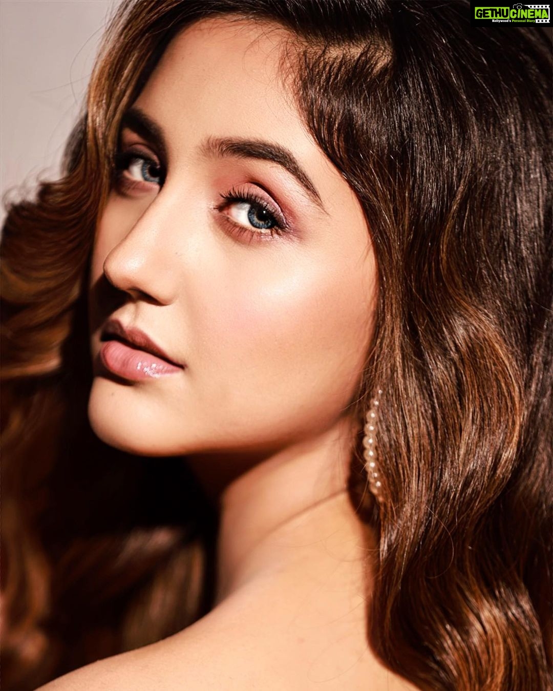 Ashnoor Kaur Instagram - How about believing in yourself a bit more?🌷 . . . Shoot conceptualisation @nehaadhvikmahajan 💄MUAH & styling @nehaadhvikmahajan 📸 @amitkhannaphotography 📍 @theresortmumbai