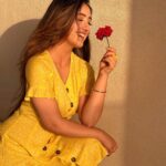 Ashnoor Kaur Instagram - Yea roses are good, but how about being a sunflower? How about standing tall, vibrant and warm?💛🌻