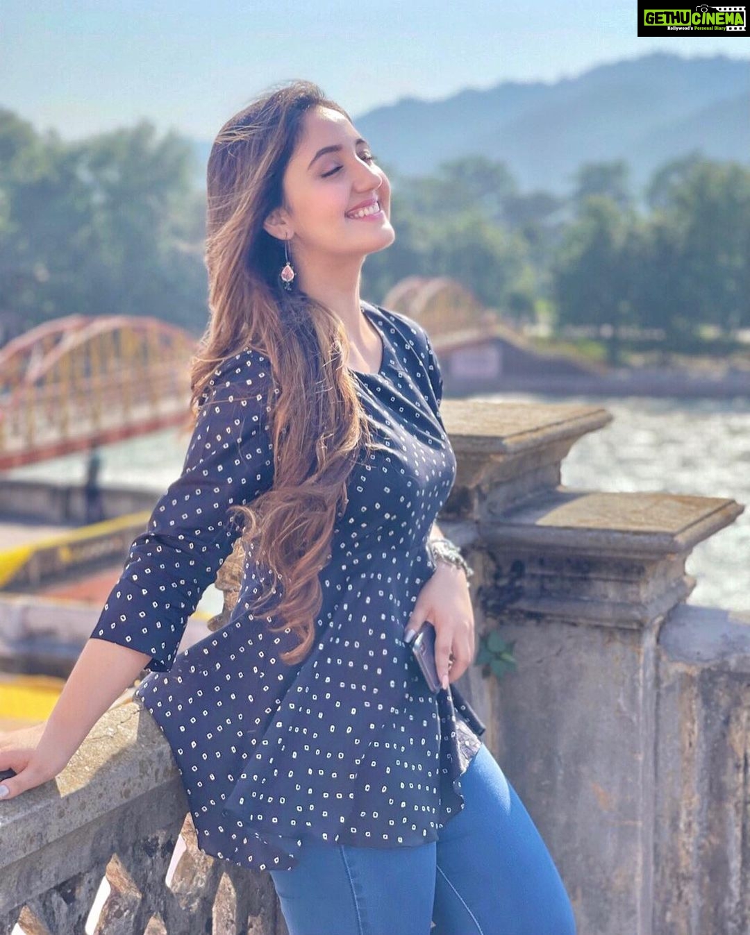 Ashnoor Kaur Instagram - Hello sunshine☀️